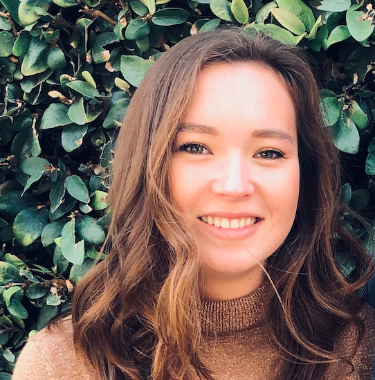 Woman with blond curly<br />
shoulder length hair 